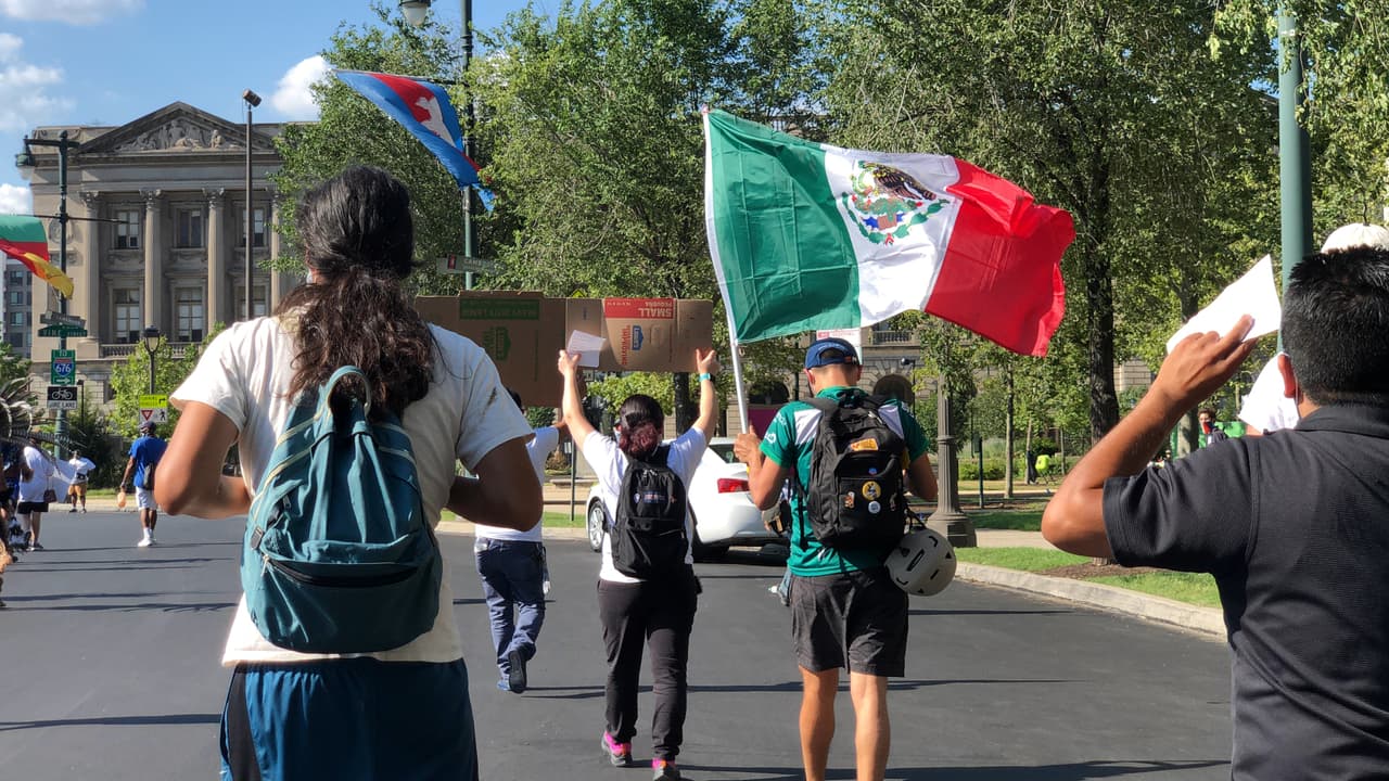 Muchos manifestantes portaban la bandera de México.