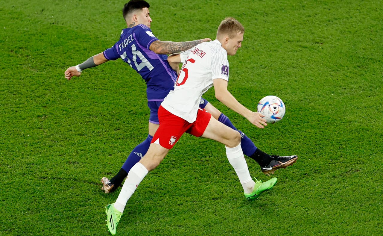 ¡Debut y drama! Swiderski y una clasificación llena de sufrimiento con Polonia