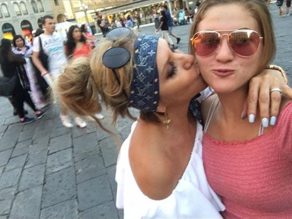 Según el programa de televisión 'Un nuevo día', la actriz pasó un gran susto cuando se metieron a robar a su casa y se llevaron más de 300,000 dólares. A raíz de esto, contrató tres niñeras, un cocinero, un mozo y seis escoltas de seguridad.