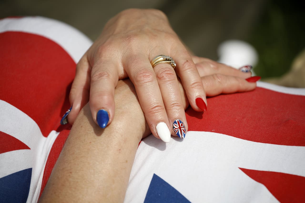 Pero esa seguidora no está sola. Otra manicura refleja el entusiasmo de quienes esperan presenciar la histórica unión entre Harry de Inglaterra y quien fue estrella de la serie 'Suits'.