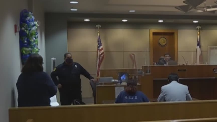 Adolescentes de Bexar acusados de apuñalar a su madre continuarán en la cárcel juvenil