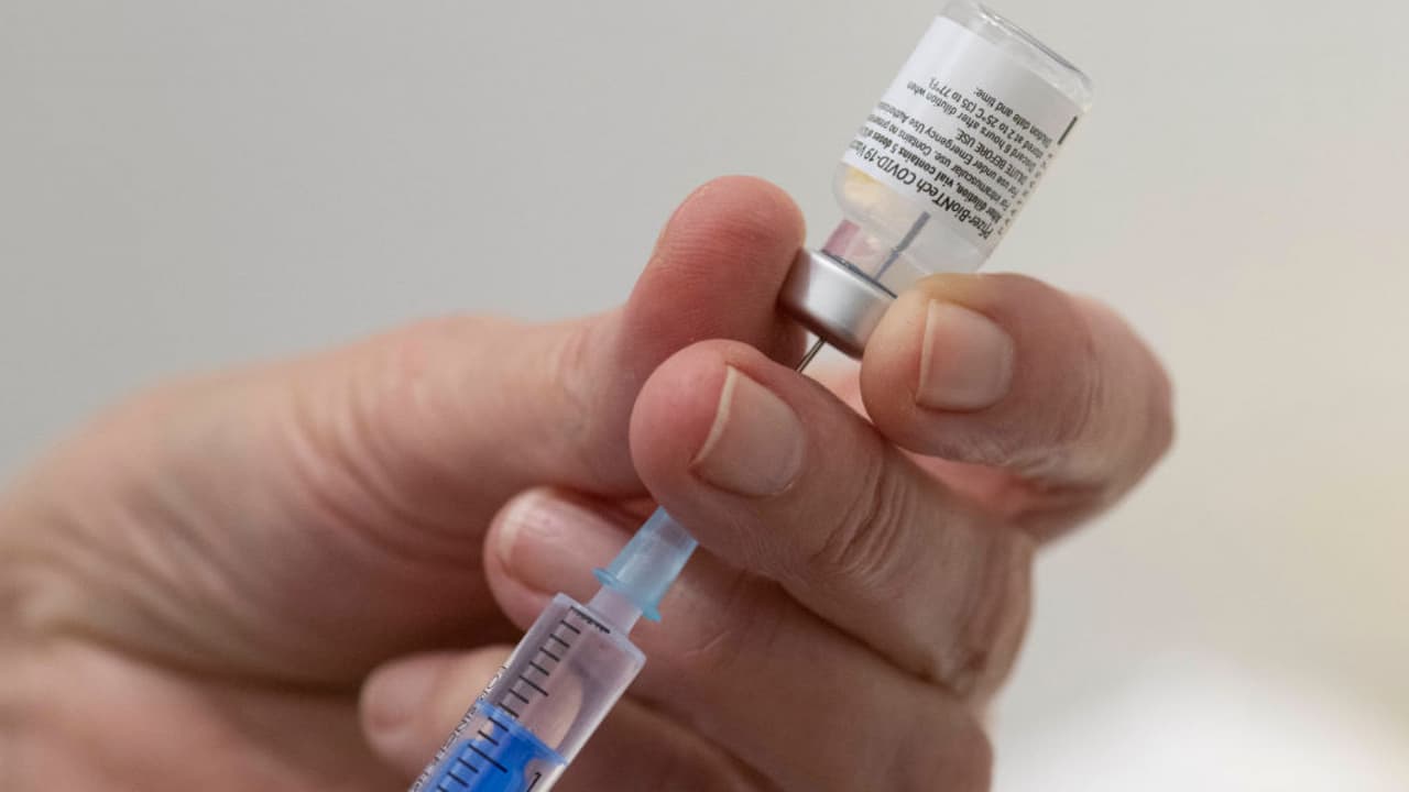 ¿Qué tan eficaces son las vacunas contra el covid-19? Hay dudas tras contagio de enfermero en California