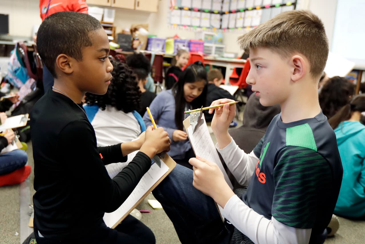 <b>Enseña a pensar críticamente</b>
<br>Aprenden a cuestionar y a resolver problemas por sí mismos, a considerar una variedad de enfoques y caminos para producir soluciones innovadoras que se adapten a cada situación, tal como ellos deberán hacerlo en su futuro.