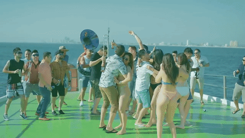 La agrupación toma un helicóptero a la playa y arma una buena fiesta en un bote.