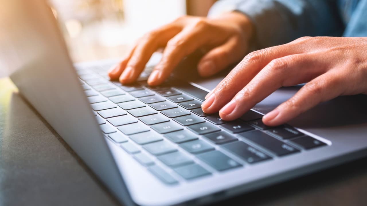 <h3 class="cms-H3-H3">Qué es E-Verify</h3>
<br>E-Verify es
<b>una plataforma federal que permite a los empleadores comparar la información</b> del Formulario I-9 de un nuevo trabajador con las bases de datos del Departamento de Seguridad Nacional (DHS) y de la Administración del Seguro Social (SSA).
<br>Si los datos coinciden,
<b> el sistema confirma que la persona está autorizada a trabajar</b>.
<br>Si no coinciden,
<b>emite un aviso llamado TNC (Tentative Non-Confirmation), también conocido como “mismatch”.</b>