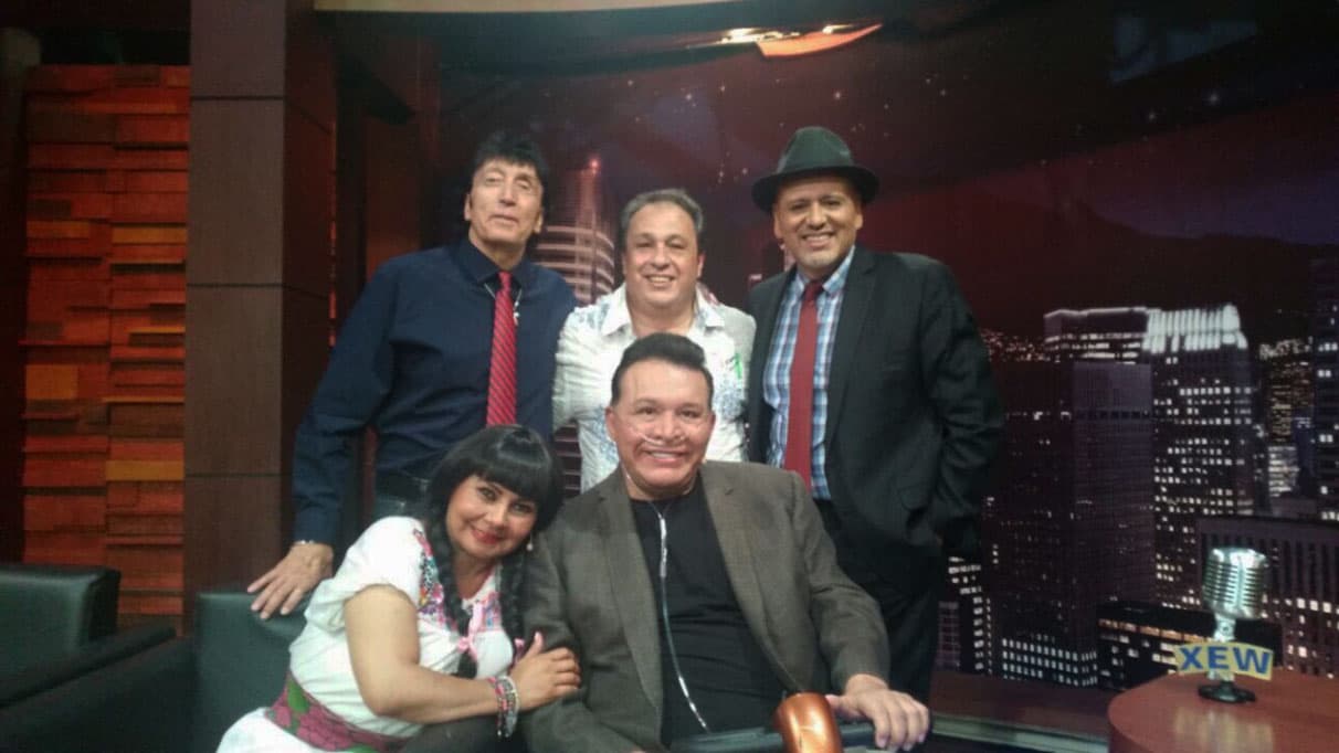 Aunque seguía apareciendo esporádicamente en televisión, se le veía siempre con un tanque de oxígeno, ya que esta enfermedad provoca la pérdida de movilidad, dificultad para hablar y respirar.