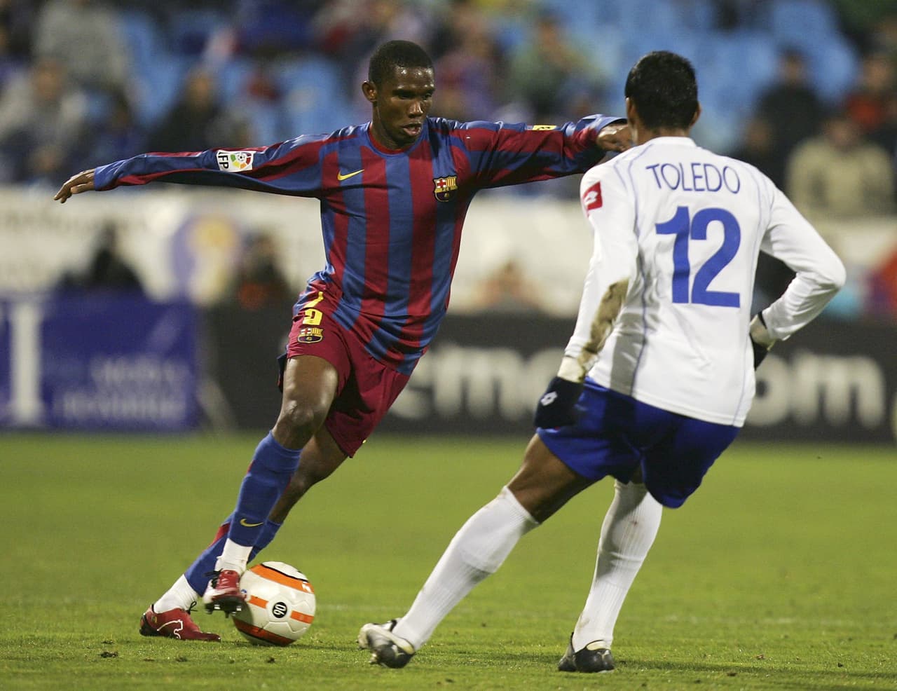 El camerunés Samuel Eto'o también sufrió agresiones en la Liga de España, aunque fue por parte del público de Zaragoza. Cada vez que tomaba el balón, en La Romareda hacían sonidos de simio.