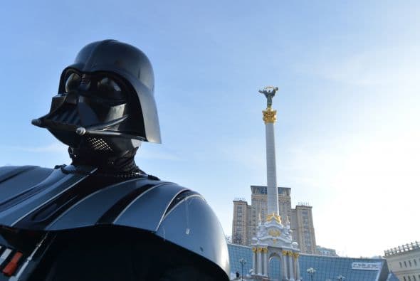 La especulación es creciente respecto a quién está detrás de la máscara de plástico. Algunos rumores dicen que es un electricista de Odessa.