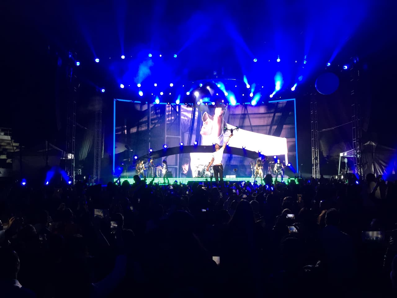 La noche parecía de lo mejor, pero evidentemente son gajes del oficio y Enrique fue asistido de manera oportuna.