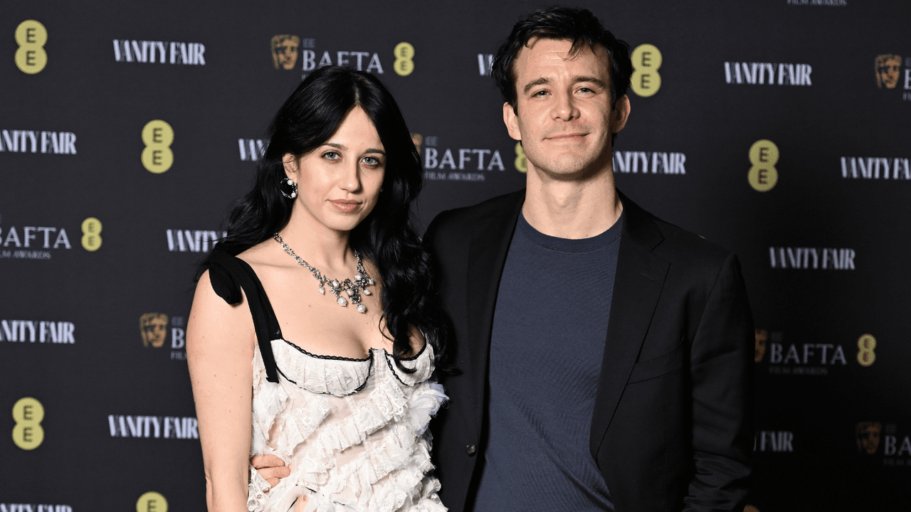 Luke Thompson y Harriet Cains