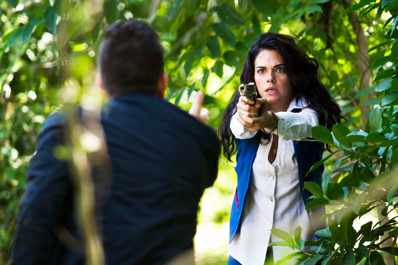 Sin embargo, 
<b><a href="http://www.univision.com/series/la-piloto/la-piloto-yolanda-detuvo-un-feroz-enfrentamiento-entre-dave-y-john-escena-del-dia-video">Yolanda apareció para detenerlos y permitir que Dave se escapara</a></b>.