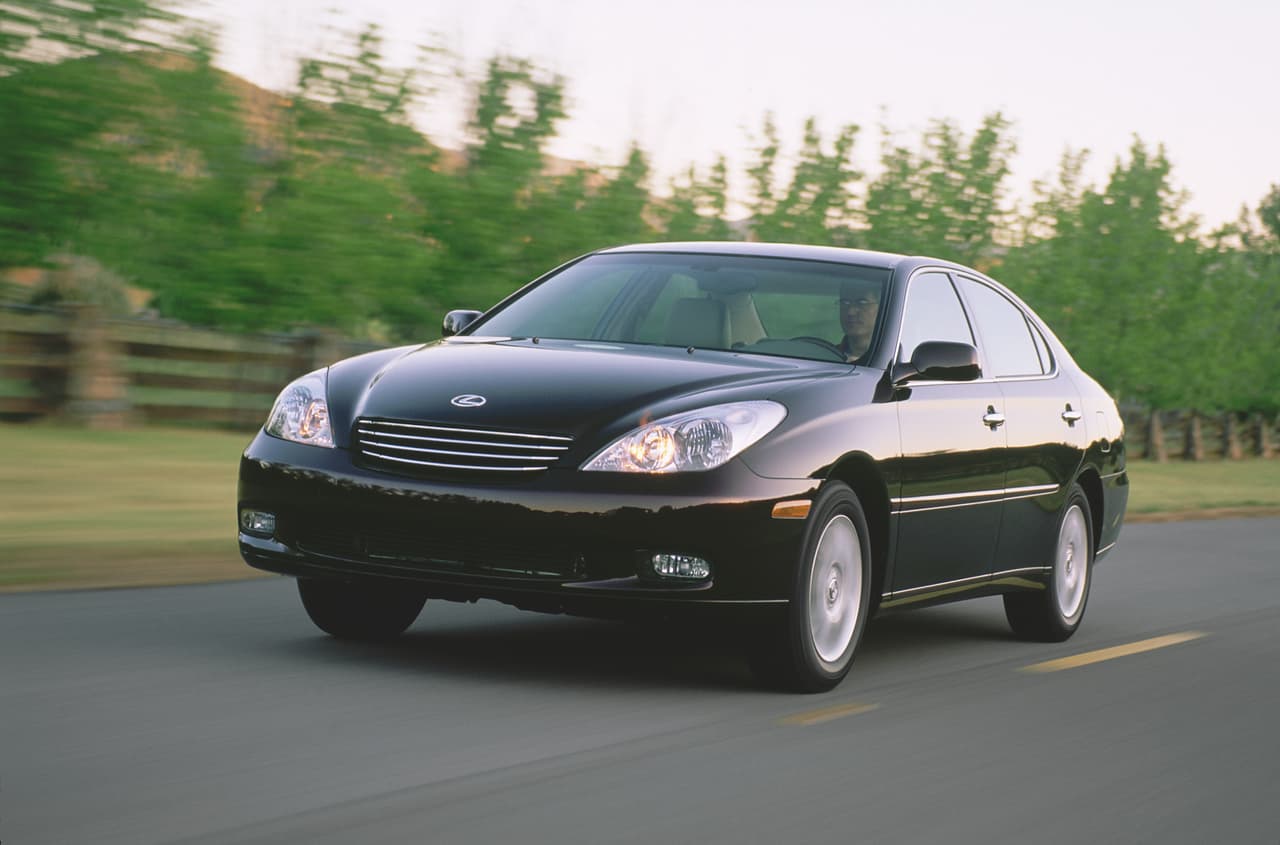 <b>1 Lexus ES 300:</b> El 33% de los dueños del inofensivo Lexus ES 300 encuestados recibieron multas, coronándolo como el número 1 de la lista. Lo cual resulta increible para un auto que nunca se destacó por su potencia o por su manejo dinámico y que está especialmente diseñado para los conductores de más avanzada edad. En la foto vemos un ejemplar del 2003.