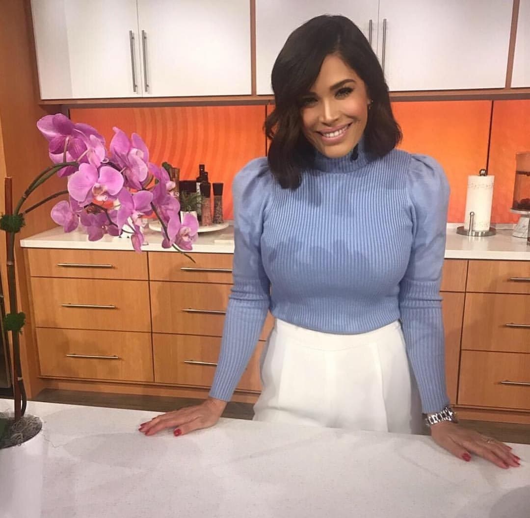 La originaria de Chihuahua, México, disfruta animar cada mañana en Despierta América y reveló en su sitio de Internet que también se siente feliz de cocinar para los seguidores de su blog los platillos tradicionales mexicanos.
<br>