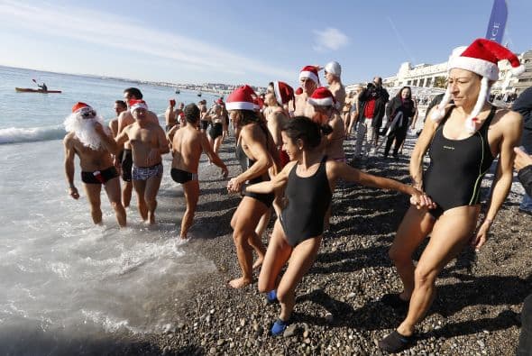 La playa de Niza, ubicada al sureste de Francia, es la elegida para llevar a cabo esta tradición navideña.