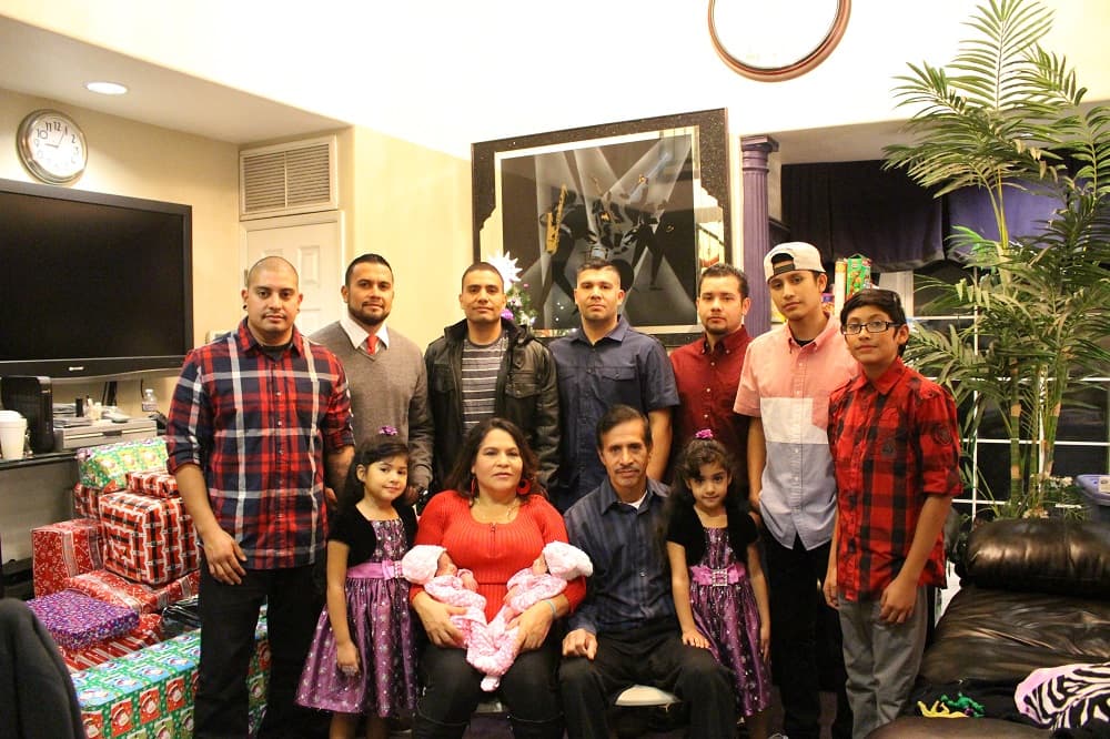 Hispana de 55 años, madre de familia numerosa, da a luz gemelas