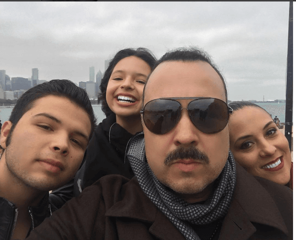 Pepe Aguilar compartió esta imagen familiar en la que están súper divertidos en Chicago.
