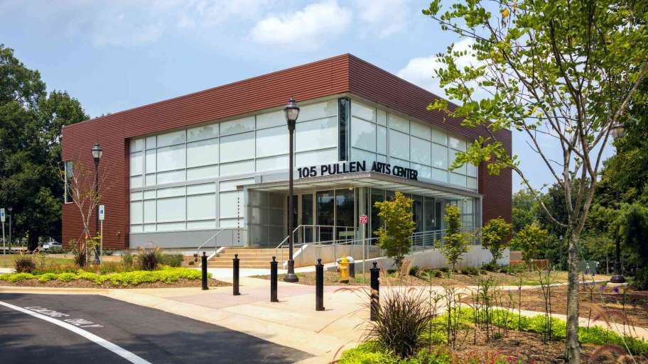 Además del Arts Center, también puedes disfrutar de comidas de temporada en el Pullen Place Café y hasta rentar alguno de los pabellones para eventos que pueden albergar a decenas de personas.