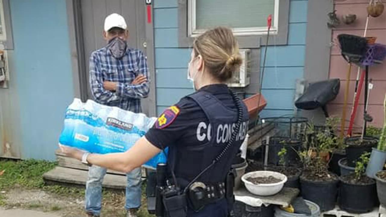 Los oficiales de la oficina del alguacil Mark Herman junto con otros alguaciles del condado de Harris acudieron a repartir botellas de agua en grandes cantidades.