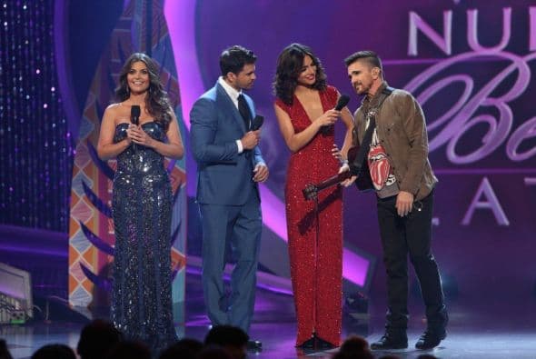 Juanes trajo “LUZ” al escenario de Nuestra Belleza Latina y las chicas gozaron con la música del colombiano además que lucieron sencillamente espectacular en coloridos atuendos. ¡Vaya manera de abrir el show!