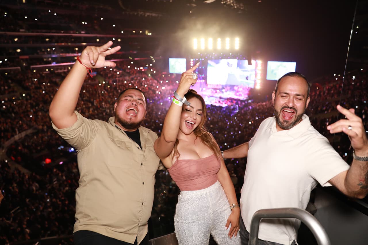 El concierto estuvo espectacular y tanto La Bronca, como 'El Pitufo' y 'El Rojo', gozaron de cada una de las canciones y los artistas invitados.