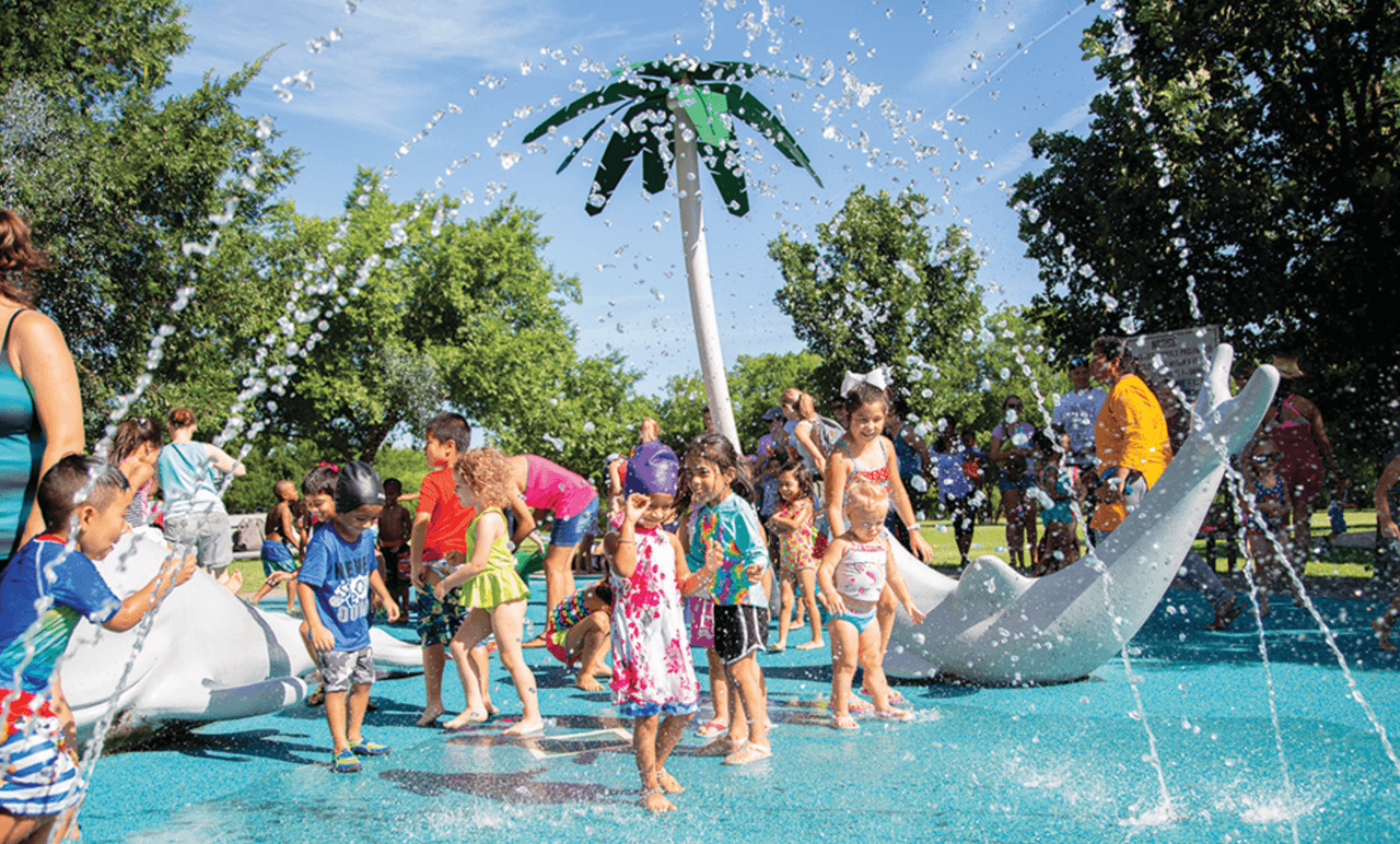 <b>ARLINGTON</b> 
<br>La ciudad de Arlington tiene tres 'splash pads' gratuitos con áreas de juegos, zonas para hacer picnics y montañas. El horario es de lunes a viernes de 10am a 8pm y después del 2 de septiembre sólo estará abierto los fines de semana hasta que llegue el otoño.
<br>Direcciones: 
<br>Don Misenhimer Park, 201 E. Lonesome Dove Trail
<br>California Lane Park, 2001 California Lane
<br>Brantley Hinshaw Park, 2121 Overbrook Drive
<br>