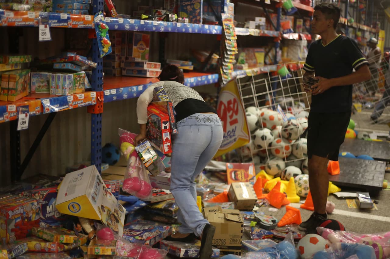 La Asociación Nacional de Tiendas de Autoservicio y Departamentales informó que unas 250 tiendas fueron saqueadas "en su totalidad" en todo México.