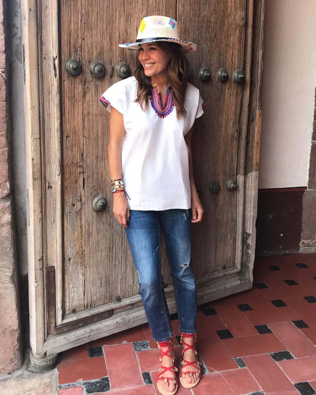 Con esta foto comprobamos que cuando desea poner en alto el nombre de donde nació y creció cada detalle en su vestimenta está pensado para expresar su gran amor por la patria.