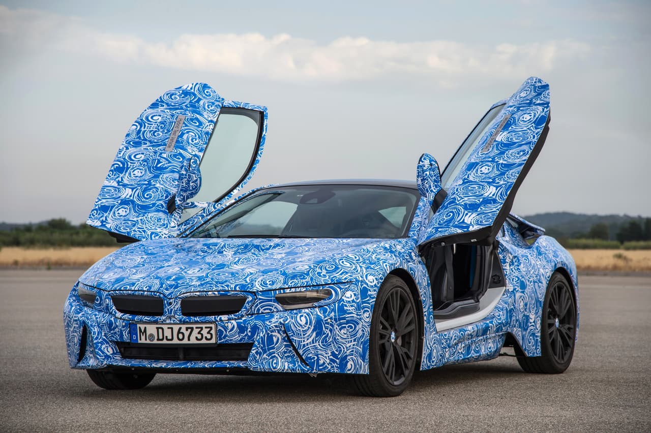 El primer BMW i8 se remonta al 2014, aunque la alemana ya comenzaba a mostrar este híbrido en 2013. En la imagen, un i8 aún en carácter de prototipo. Por entonces, el fabricante afirmaba que este híbrido enchufable llegaba para ampliar la filosofía de la serie BMW i, con la mira puesta en la sostenibilidad, sin resignar la calidad premium de la marca
