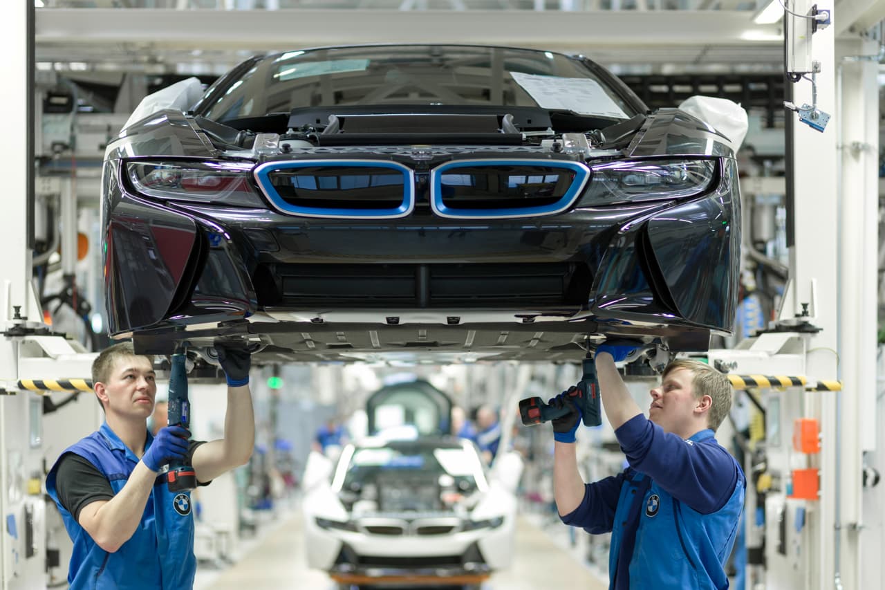 El deportivo híbrido en plena producción, en la planta de BMW en Leipzig, Alemania