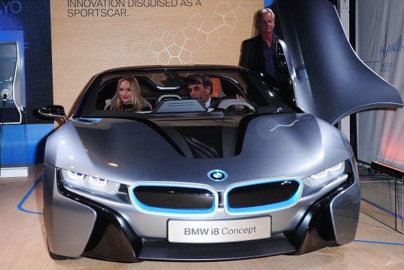 Uma Thurman a bordo del BMW i8 Spyder Concept, un coche que ya pudimos ver en "Misión Imposible: Protocolo Fantasma". BMW ya había anunciado que su auto deportivo híbrido sería producido y no se quedaría sólo como concepto