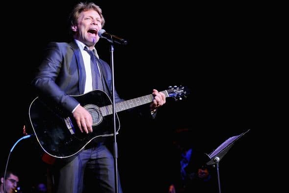 La venta de discos y descargas le brindaron $6 millones y sus diferentes presentaciones $57.1 millones.