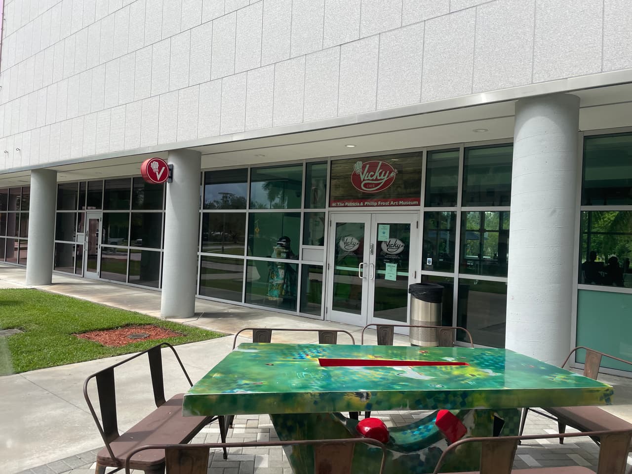 A un costado del museo Patricia & Phillip Frost se encuentra el 
<a href="https://frost.fiu.edu/visit/vicky-cafe/" target="_blank">Vicky Café</a> .