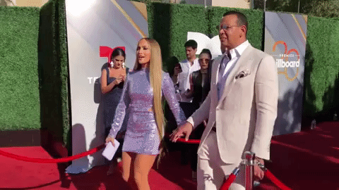 JLo desfiló del brazo de su novio A-Rod. La cantante, quien utilizó un vestido corto lila de lentejuelas y presumió una larga melena lacia, estrenará su sencillo ‘El Anillo’ durante la presentación.