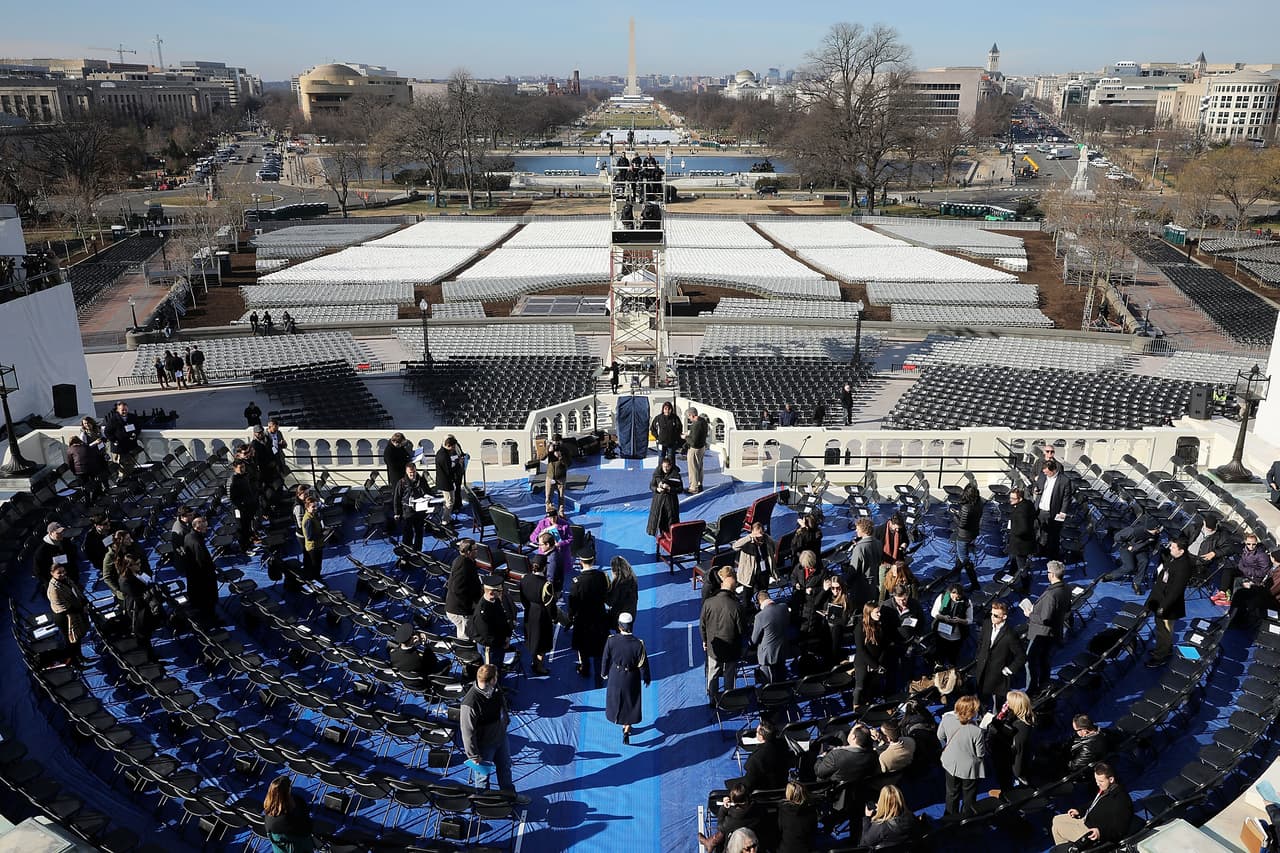 Los asistentes al ensayo de la toma de posesión de Trump ensayan la entrada del presidente con el sargento mayor Gregory Lowery en el rol de Trump.