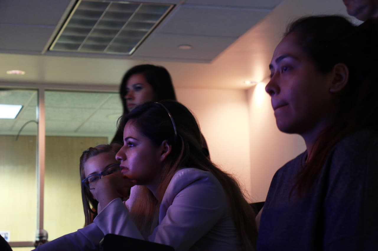 Genni Brito (prompter), Maritza Esquivel (productora), Kathy Hancock (productora), y Nora Romo (editora) listas en la cuenta regresiva para empezar a grabar.