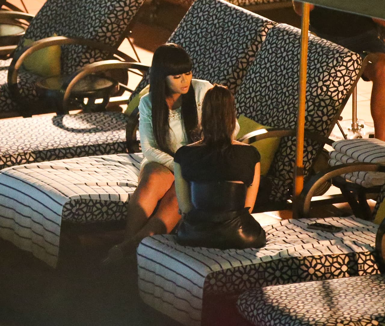 La llevó hasta un sitio privado, lejos del bullicio de la fiesta. Ahí pasaron un buen rato platicando muy tranquilas.