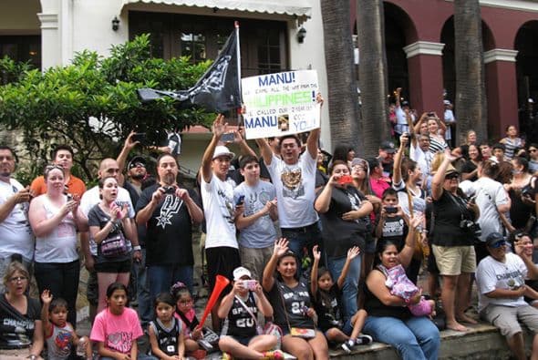 Photos: Spurs Championship Parade 2014 Barges