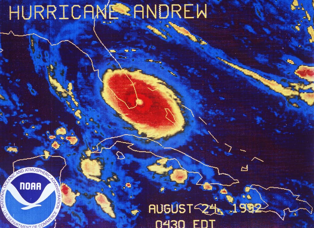 Esta imagen de archivo del 24 de agosto de 1992, proporcionada por la NOAA, muestra una imagen del satélite geoestacionario GOES-7 de la NOAA del huracán Andrew acercándose a tierra al sur de Miami.