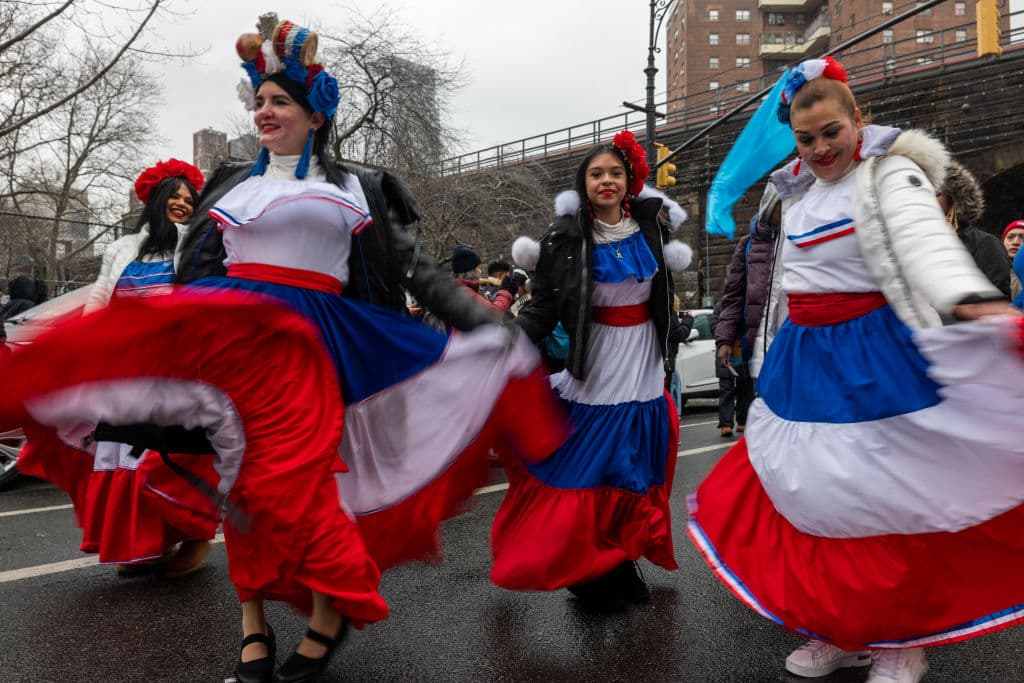 Sin embargo, también es un recordatorio de la riqueza cultural de las comunidades latinas, que mantienen viva esta tradición en el corazón de una de las ciudades más cosmopolitas del mundo.
