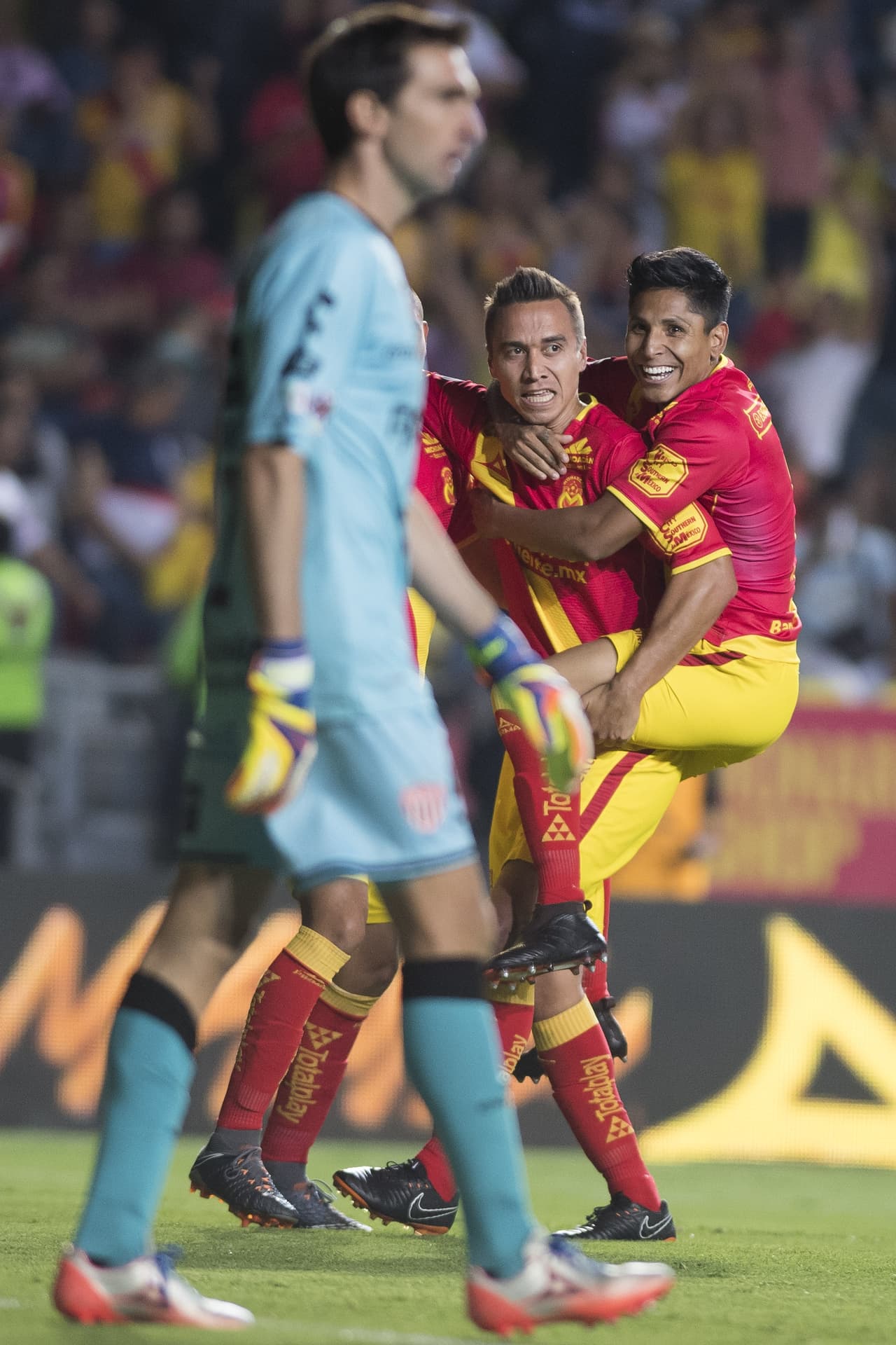 De nuevo, Morelia reaccionó rápidamente y, en cuestión de minutos, empataba la pizarra con una gran jugada de pared entre Carlos Rodríguez y Ángel Sepúlveda.