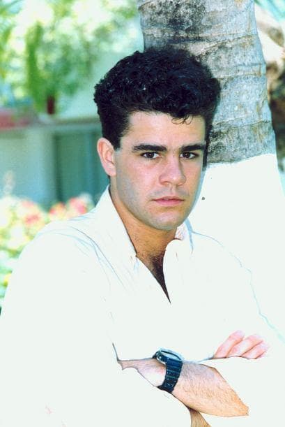 <b><a href="http://www.univision.com/temas/eduardo-capetillo">Eduardo</a></b> nació un 13 de abril de 1970 en México, es hijo del torero Manuel Capetillo, y desde muy pequeño hizo notar sus inquietudes artísticas.