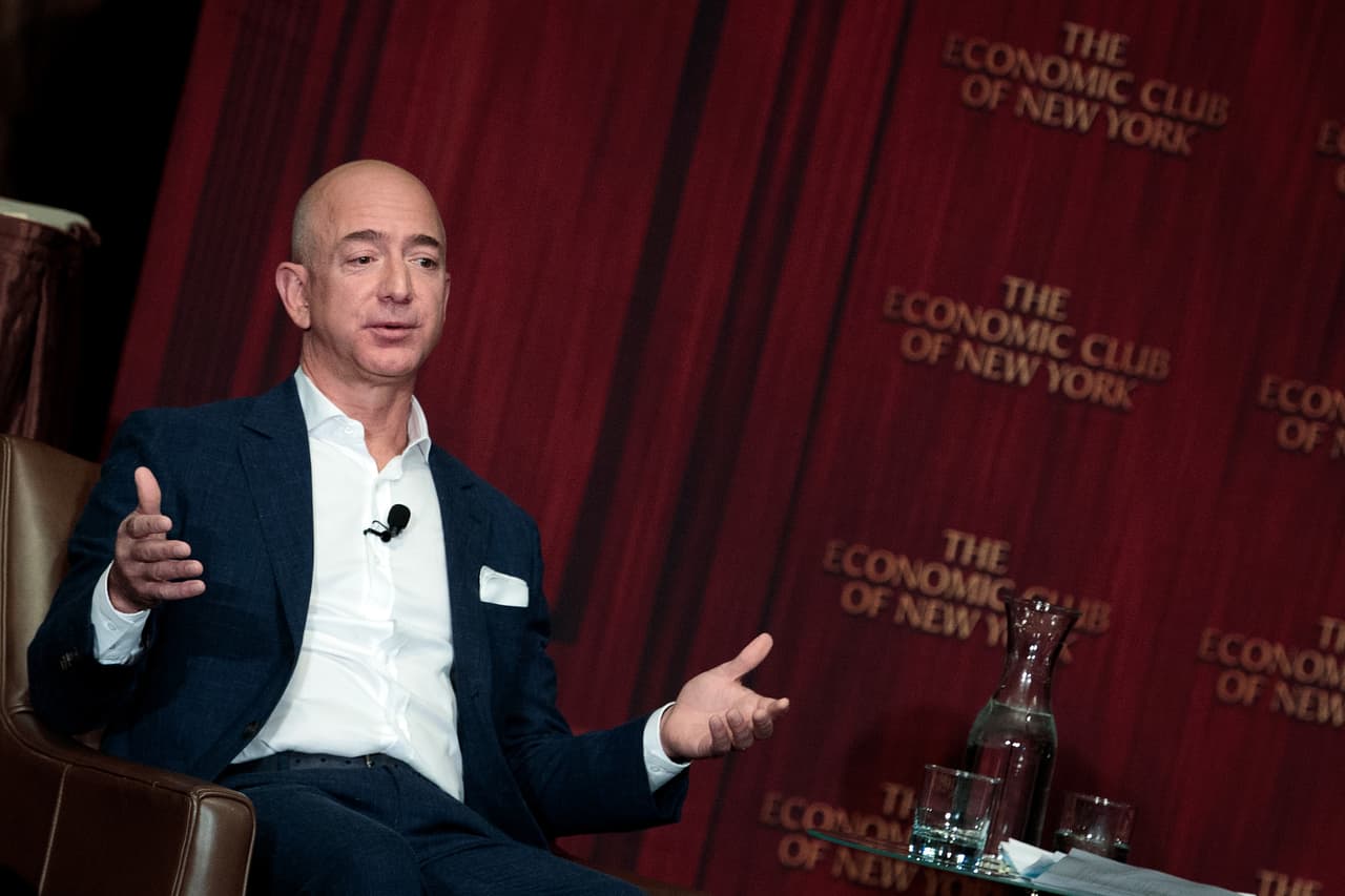 #5: Jeff Bezos, fundador y director ejecutivo de Amazon. Fortuna estimada: 45,200 millones. Oxfam hizo los cálculos basándose en la distribución de la riqueza global y los datos otorgados por Credit Suisse Global Wealth Data book 2016, mientras que para la lista de los más ricos recurre a la lista de multimillonarios de Forbes.