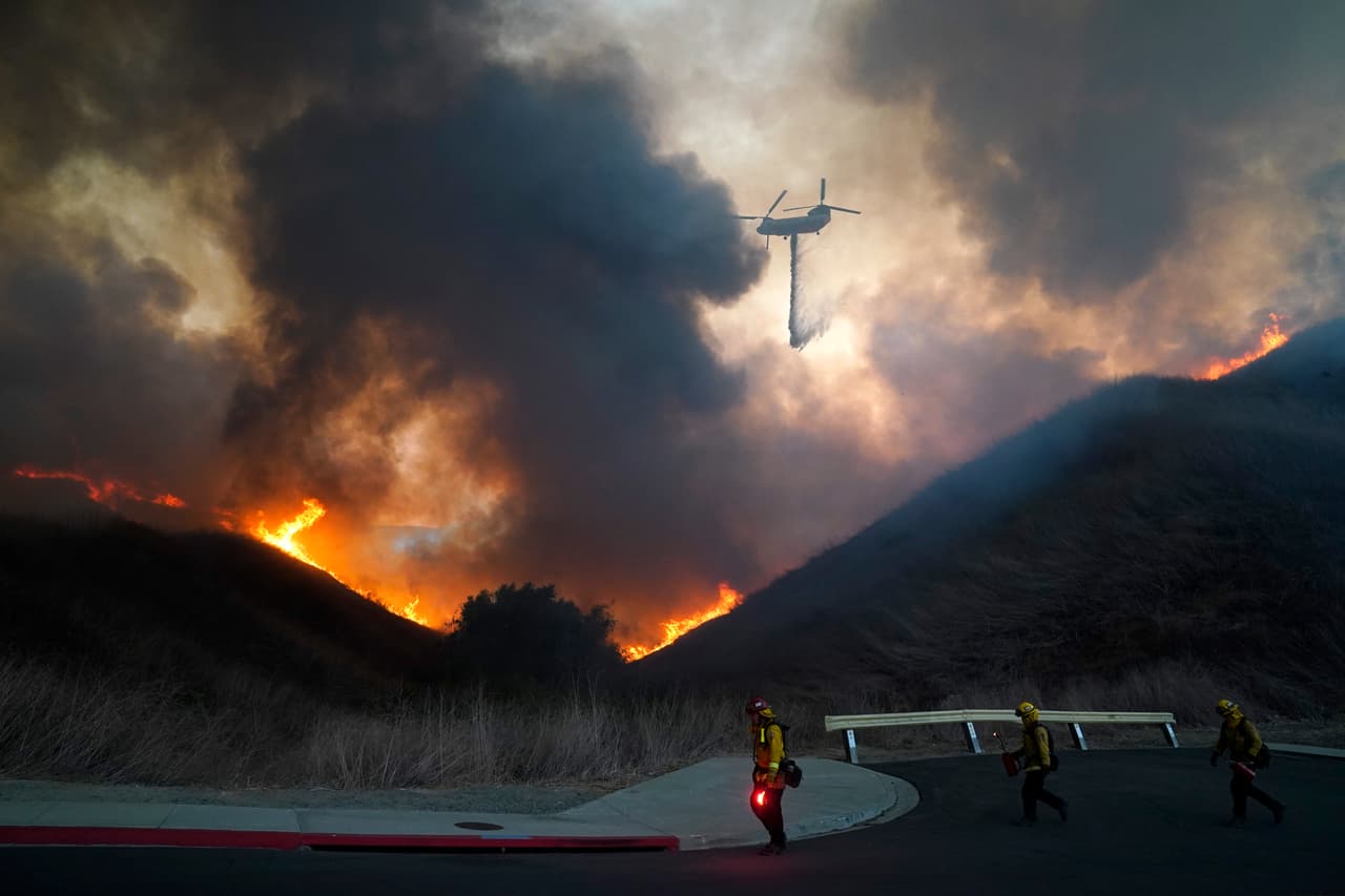 Todo Carbon Canyon desde la línea este del condado de Orange hasta Summit Ranch en el condado de San Bernardino también siguen bajo ordenes de evacuación.