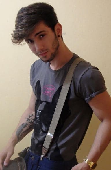 Generalmente, Kevin lleva una pañoleta en su cabeza, pero cuando no la usa se ve más formal, sin parecer clásico, y por el contrario, luce muy guapo y juvenil.