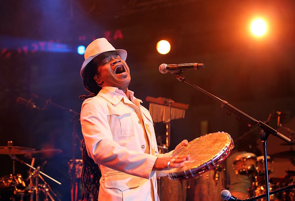 El artista de Salvador de Bahía Carlinhos Brown también recibió la visita de "La Maestro", a la que besó en recuerdo de Paco de Lucía.
