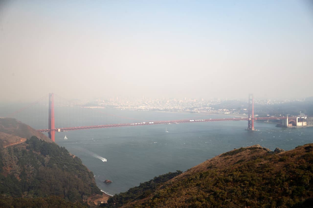 El Distrito de la Calidad del Aire en el Área de la Bahía determinó extender la alerta conocida como 
<a href="https://www.sparetheair.org/understanding-air-quality/air-quality-forecast" target="_blank">“Spare the Air”</a> hasta el próximo miércoles 26 de agosto, lo que significa que queda prohibido para todos los residentes quemar leña u otros combustibles sólidos para hacer fogatas, así como usar estufas de leña o chimeneas.