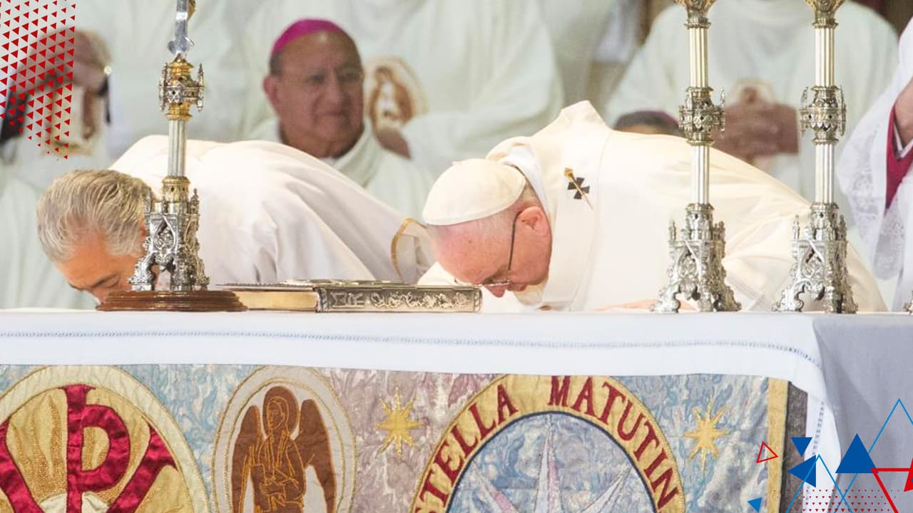 ¿Deberían cambiar la tradición de saludar en la misa por prevención a una enfermedad?