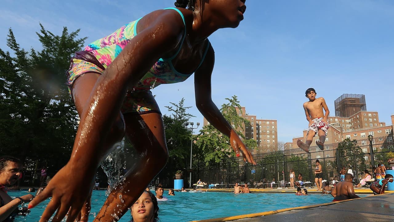 Heidy Ortiz, directora de deportes acuáticos de YMCA, habla de las tácticas para prevenir accidentes en el agua que puedan poner en riesgo la vida de niños y adultos. Algunas de las recomendaciones básicas son siempre nadar junto a otra persona y no dejar que los infantes se adentren en las albercas o el mar sin la supervisión de un adulto.