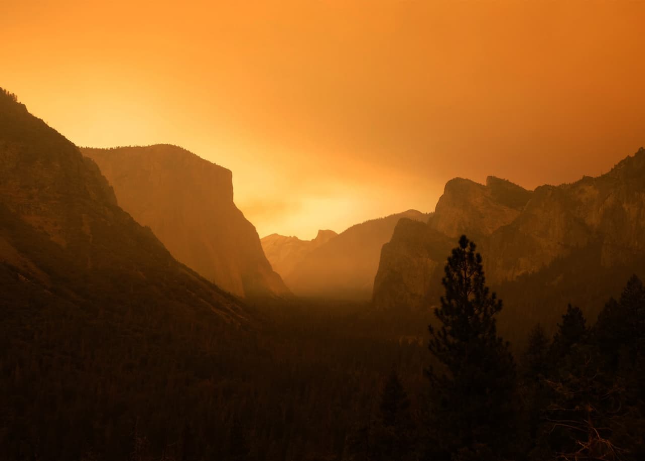 El incendio Creek ha arrasado con 163 mil acres y 365 estructuras, entre viviendas y locales comerciales. Es uno de los 28 incendios activos que actualmente arden en California.