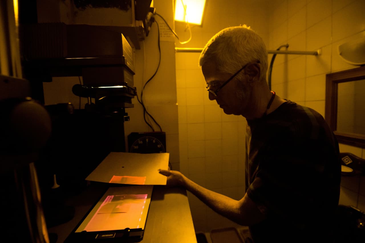 <b>Laboratorista fotográfico, Venezuela. </b>Rodrigo Benavides, de 58 años, es uno de los pocos técnicos de fotografía analógica que aún queda en su país. En su laboratorio de Caracas, Benavides revela y copia fotografías a la antigua, con químicos y ampliadoras en un cuarto oscuro.